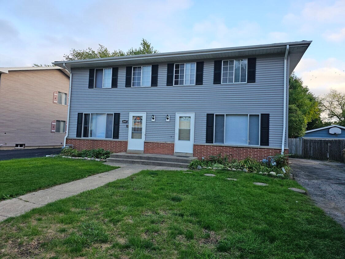 Front - 1609 87th Pl