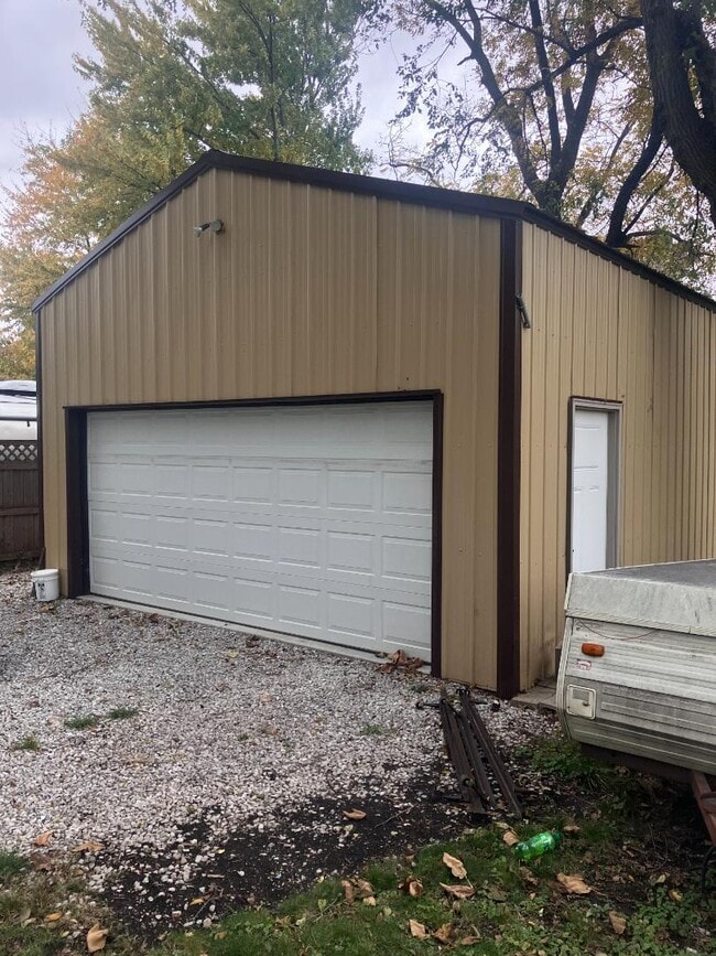 Building Photo - 327 Elm Ave