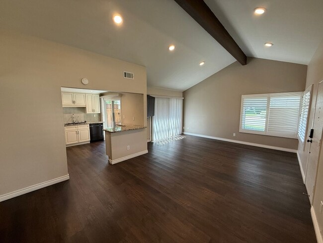 Foto del edificio - Spacious 3-Bed, 2-Bath End-Unit Townhome w...