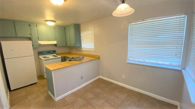 Foto del edificio - COZY 1/1 w/ Open Floor Plan, Vaulted Ceilings, Fenced in Yard, Solid Floors, Patio, & Washer/Drye...