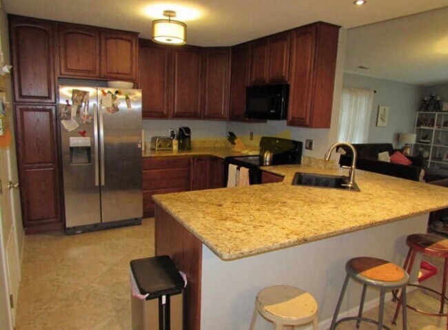 Foto del edificio - 239 Fox Ridge Rd