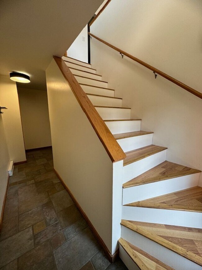 Building Photo - Beautiful South Hill Condo