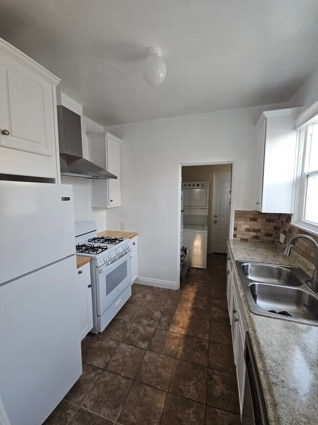 Cocina que conduce a la sala de lavado y secado. - 504 N Sweetzer Ave
