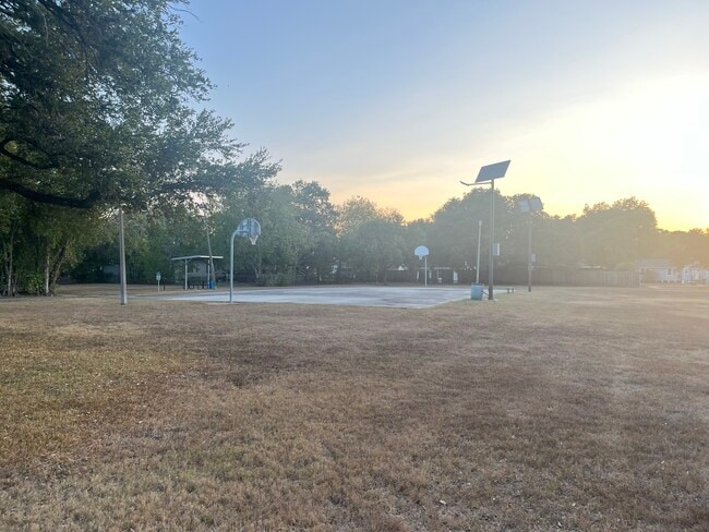 Building Photo - N Louis R112303