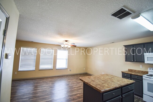 Building Photo - Updated 2 Bed, 2 Bath Townhome in Waukee!