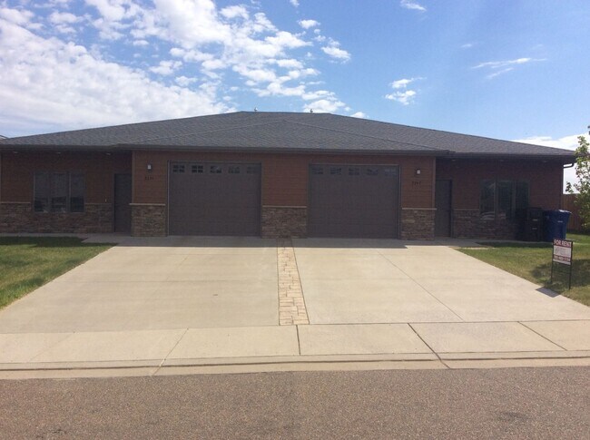 Building Photo - 2 bed, 2 bath Condo