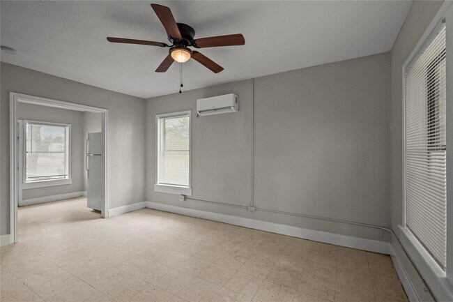 Building Photo - 826 3rd Ave N