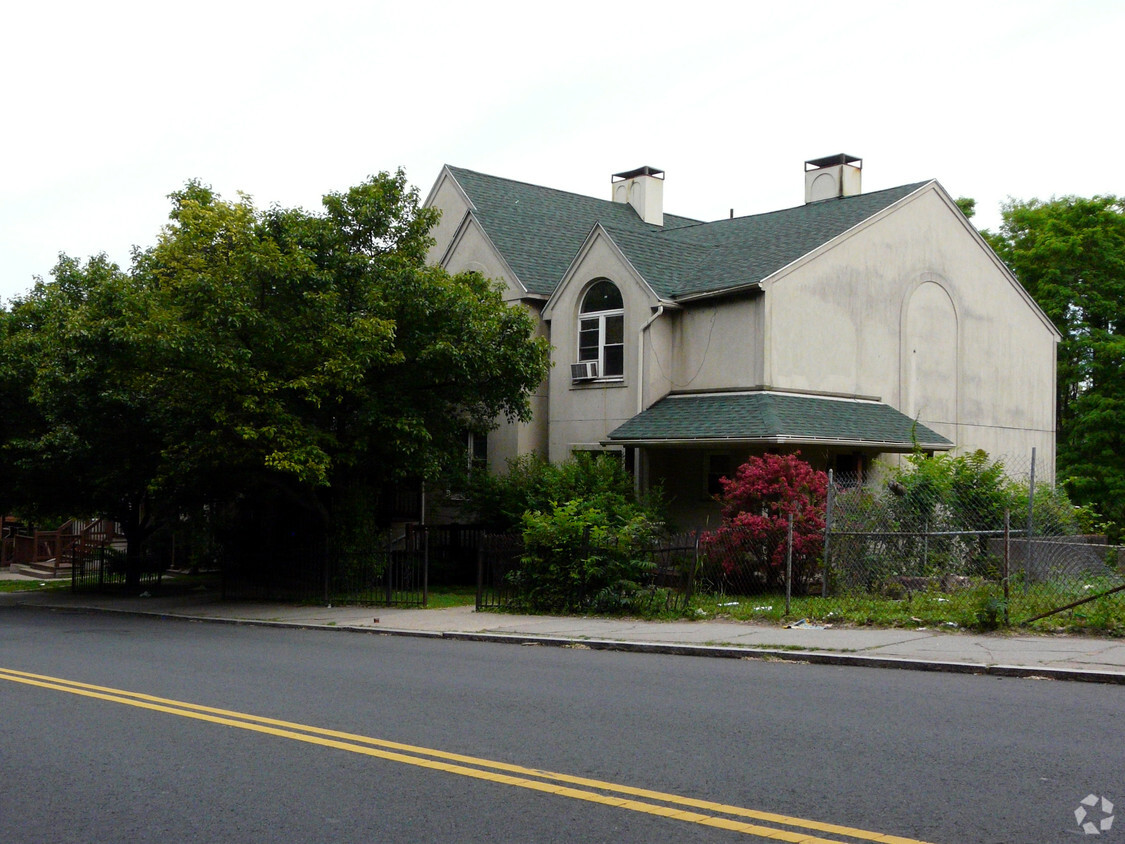 Building Photo - 170 Central St