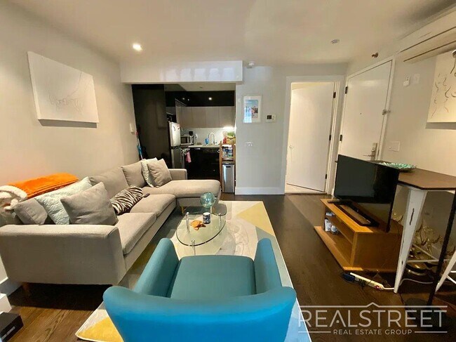 Foto del edificio - Modern Ground-Floor 1 Bedroom with Gym, Roof Deck & Courtyard in Prime Williamsburg