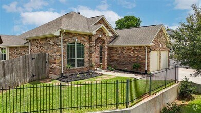 Building Photo - 923 Lake View Dr