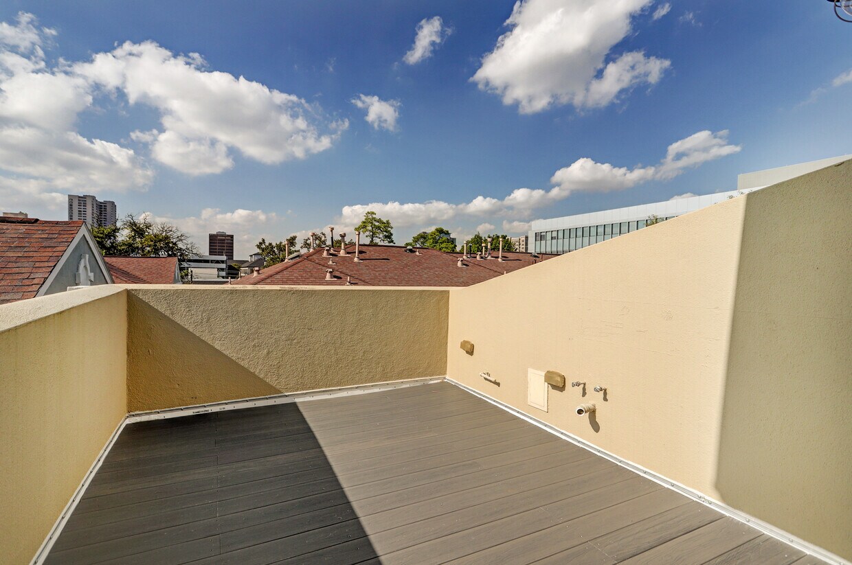 Building Photo - 1818 Binz St