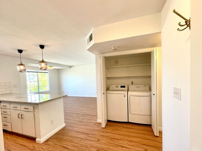 Foto del edificio - Stunning and Newly Remodeled Apartment Home