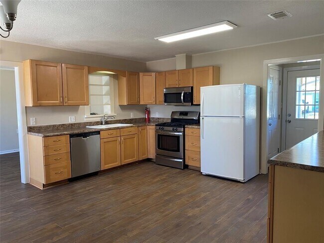 Building Photo - 121 Tuna St