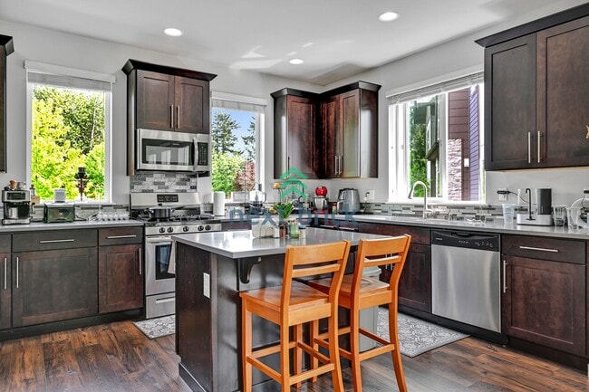Building Photo - Spacious & Modern 4-Bed, 3.5-Bath Townhome...
