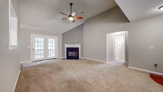 Foto del edificio - 4 Bedrooms, 2 Bathrooms in the Heart of Richmond Hill - Mulberry Subdivision