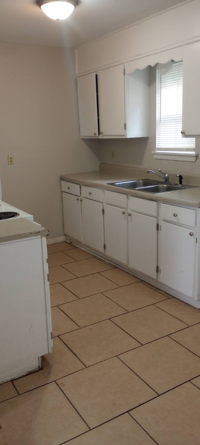 Building Photo - 7 MacArthur Dr