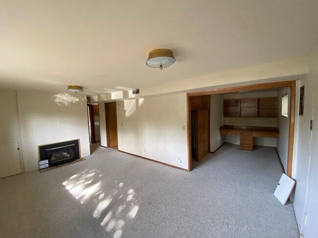 Sala familiar en la planta baja con horno de gas y estudio. - 8700 25th Ave NE