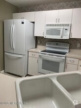 Building Photo - 800 Ironwood Dr