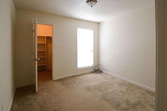 Foto del edificio - 8100 Creekbend Dr