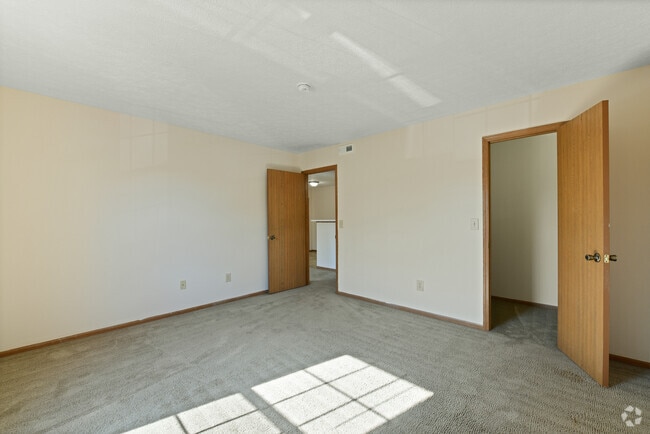 Building Photo - Emerald Lakes