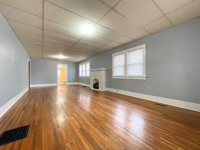 Building Photo - 3 Bedroom With Oversized Garage