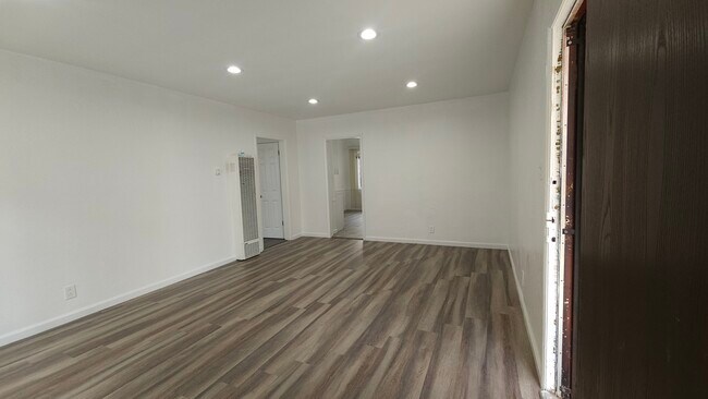 Foto del edificio - 10223 Woodworth Ave
