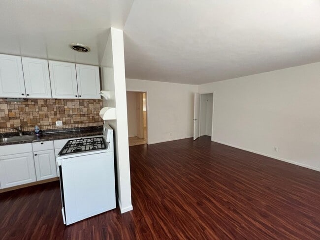 Building Photo - 1007 Center Ave