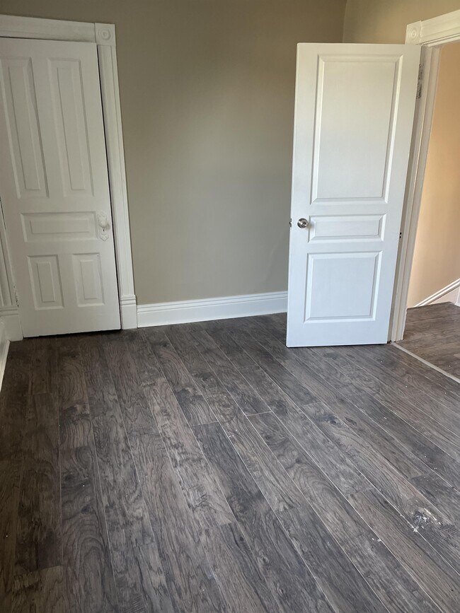 Building Photo - 116 Mitton St N