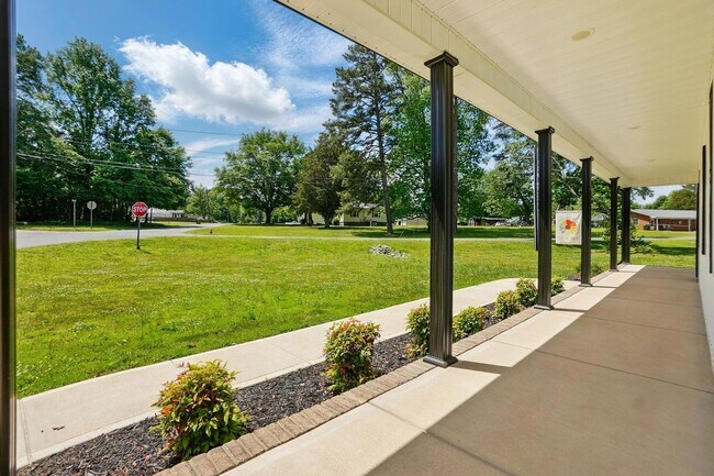 Foto del edificio - Mount Holly 3 Bedroom Ranch w/ Fenced in B...