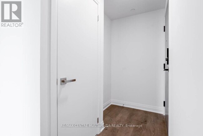 Photo du bâtiment - 4015 The Exchange