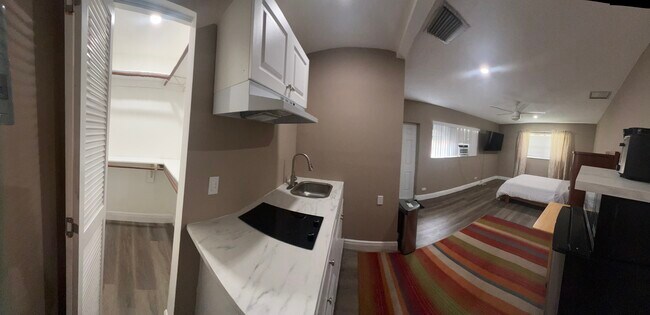 Foto del edificio - 880 NW 72nd Ter