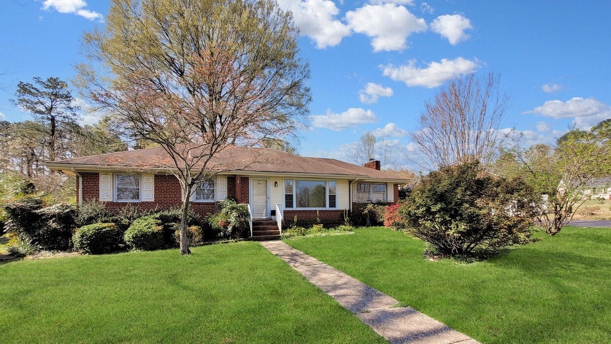 Primary Photo - STUNNING 3 bedroom home with a BEAUTIFUL g...