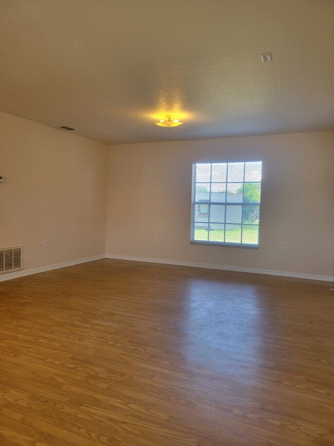 Foto del edificio - 775 E Findley Ave