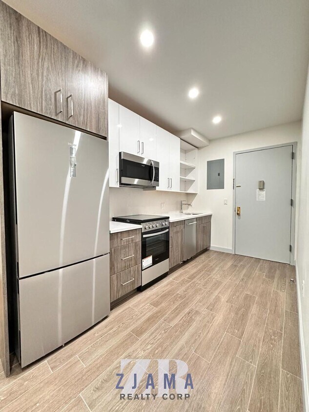 Foto principal - 64 W 107th St
