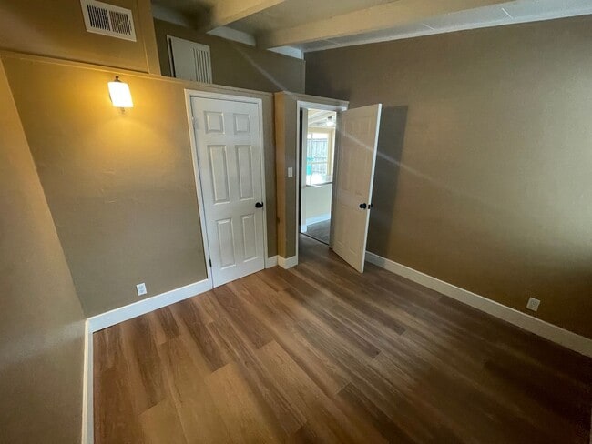 Foto del edificio - $3250 -- Charming, Centrally Located Singl...