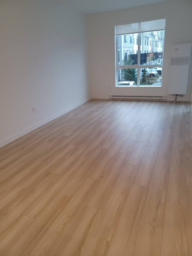 Building Photo - 2771 Montrose Av