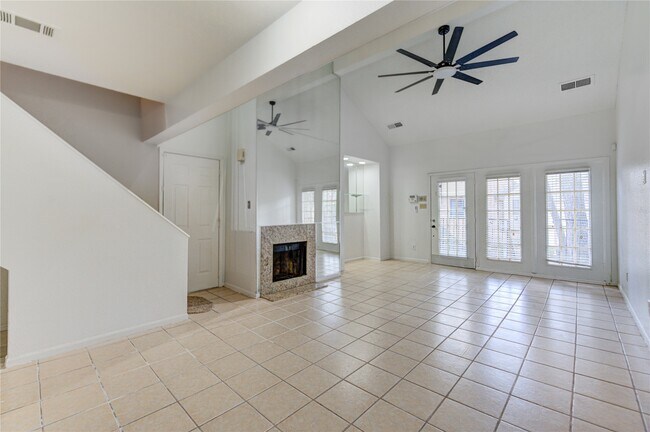 Foto del edificio - 16800 Sugar Pine Dr