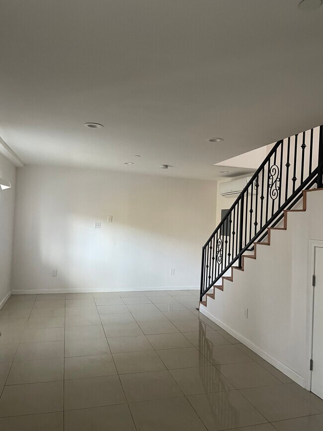 Foto del edificio - 1039 S Lake St