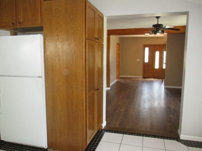 Kitchen to Frt Door View - 422 S Michigan Ave