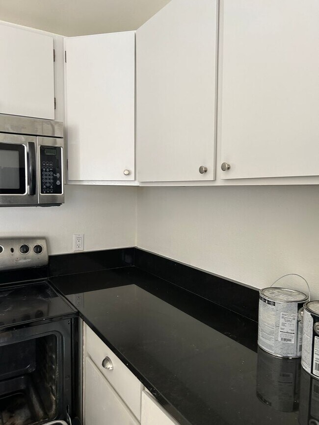 Foto del edificio - 2 Bedroom 2 Bathroom Apartment in Glenwood...