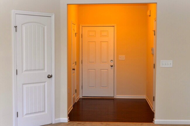 Foto del edificio - Modern 3 Bedroom | 2.5 Bath Townhouse in Cary