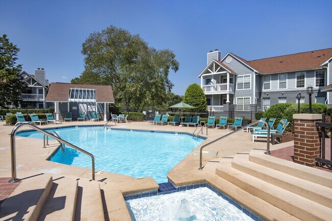 Primera piscina - Canopy at Baybrook Apartments