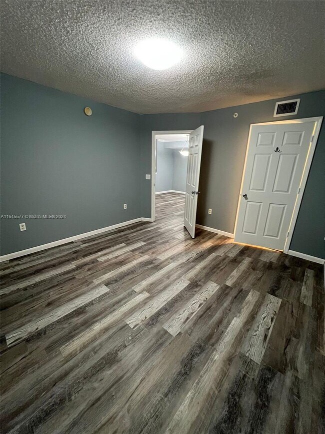 Foto del edificio - 2427 Centergate Dr