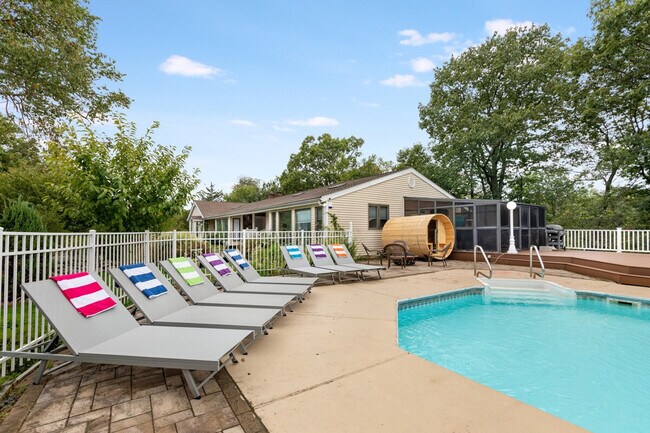 Building Photo - 429 Clove Rd