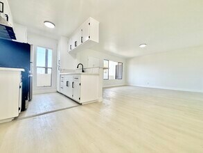Building Photo - 700 Glenway Dr
