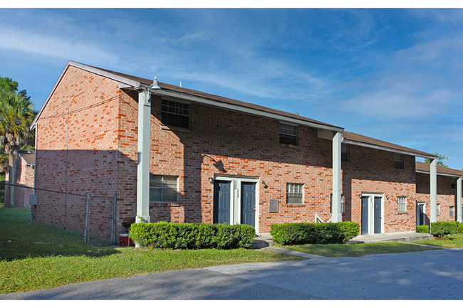 Building Photo - Lake Park Colonial