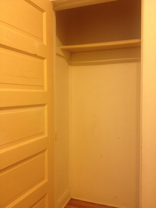 1927 E Hillcrest Ave Unit 2, Milwaukee, WI 53207 Apartments in