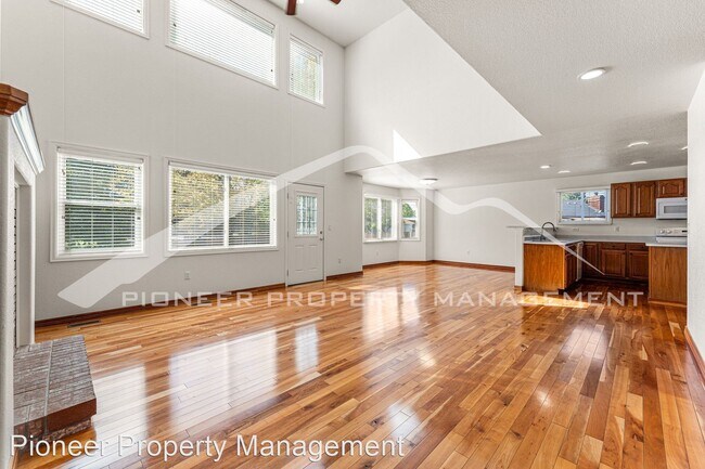 Foto del edificio - 6 br, 4 bath House - 12809 Claude Pl