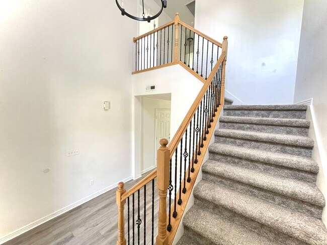 Foto del edificio - 4 bed 3 bath Townhome