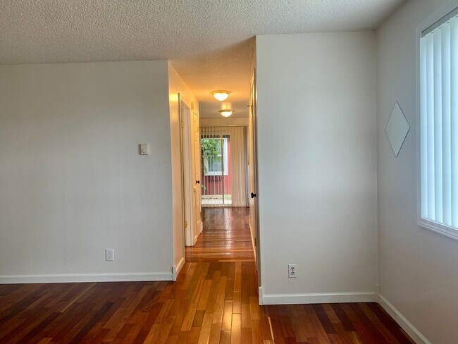 Building Photo - A415-419